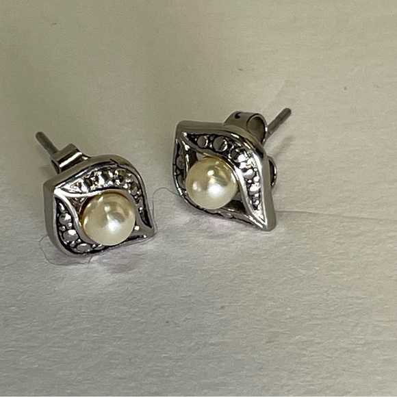 Avon Romantic Ensemble Silver Tone Faux  Pearl Stud Earrings - Picture 2 of 6